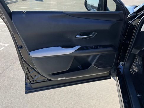 Used 2019 Lexus UX 200 image 20