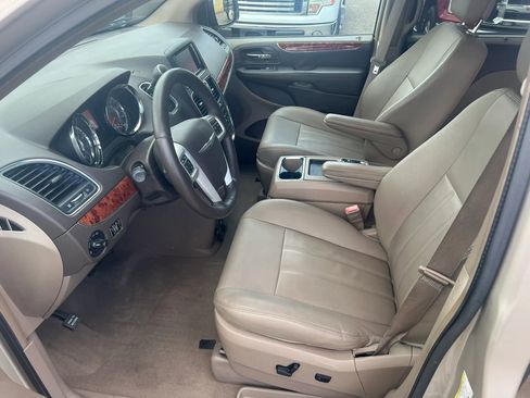 Used 2016 Chrysler Town & Country Touring w/ Driver Convenience Group FWD image 5