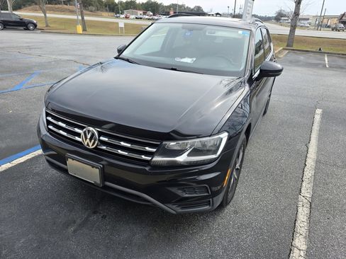 Used 2019 Volkswagen Tiguan SE w/ Panoramic Sunroof Package image 2