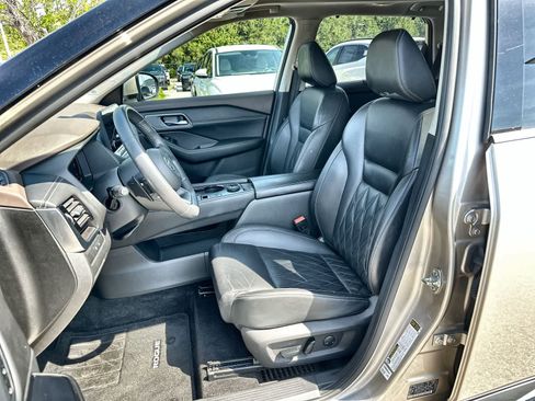 Used 2021 Nissan Rogue Platinum AWD/4WD image 3