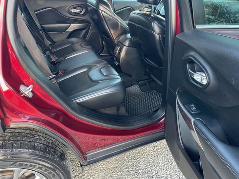 Used 2019 Jeep Cherokee Latitude Plus w/ Cold Weather Group AWD/4WD image 13