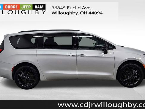 New 2026 Chrysler Pacifica Select image 4