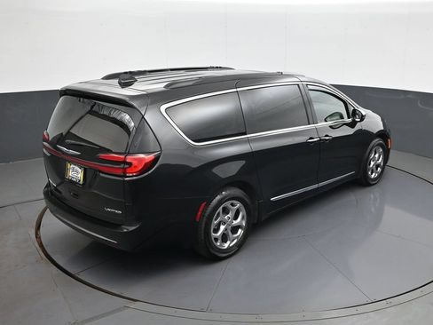 Used 2023 Chrysler Pacifica Limited FWD image 18