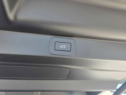 New 2025 Land Rover Range Rover SE image 18