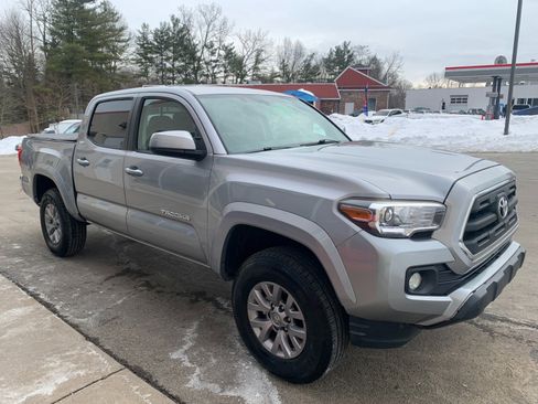 Used 2017 Toyota Tacoma SR5 w/ Tow Package RWD image 3
