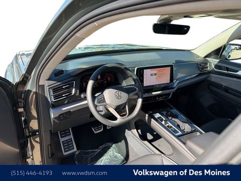New 2026 Volkswagen Atlas Peak Edition image 2
