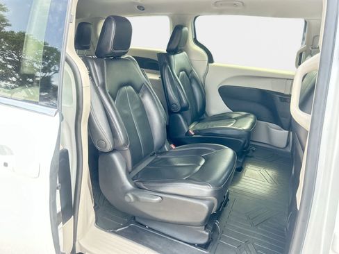 Used 2022 Chrysler Pacifica Touring-L FWD image 13