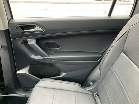 Used 2020 Volkswagen Tiguan SE w/ Panoramic Sunroof Package image 17