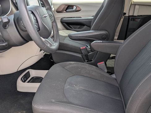 Used 2024 Chrysler Voyager LX FWD image 7
