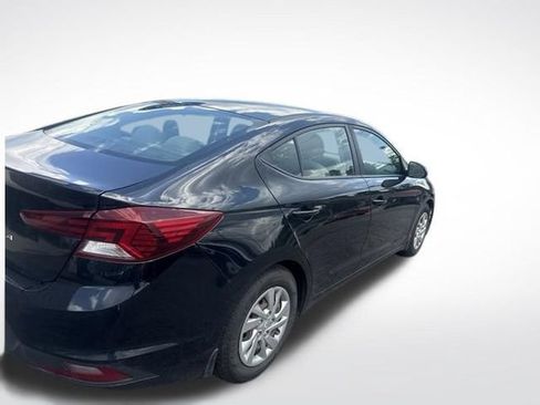 Used 2019 Hyundai Elantra SE w/ Winter Weather Package FWD image 2