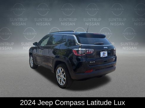 Used 2024 Jeep Compass Latitude AWD/4WD image 3
