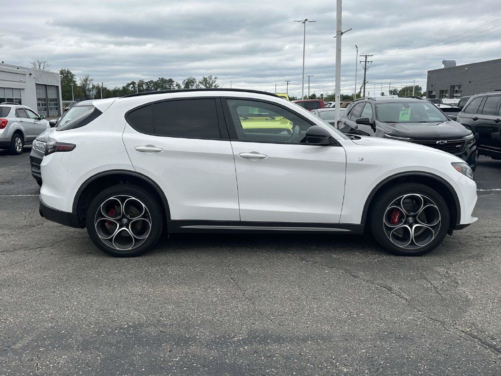Used 2024 Alfa Romeo Stelvio Ti AWD/4WD image 2