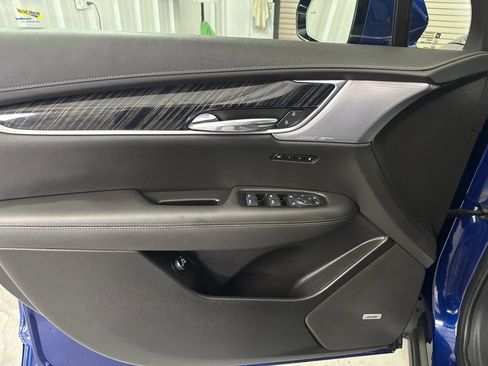 Certified 2025 Cadillac XT6 Premium Luxury FWD image 7