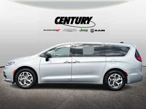 Used 2024 Chrysler Pacifica Limited image 7