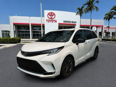 Used 2025 Toyota Sienna XSE FWD image 3