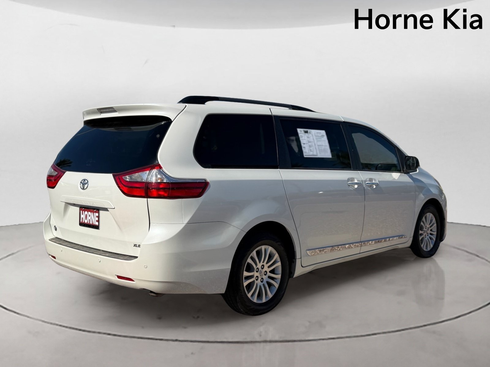 Used 2017 Toyota Sienna XLE w/ XLE Navigation Package FWD image 4