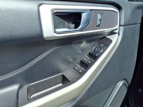 Used 2022 Ford Explorer XLT AWD/4WD image 12