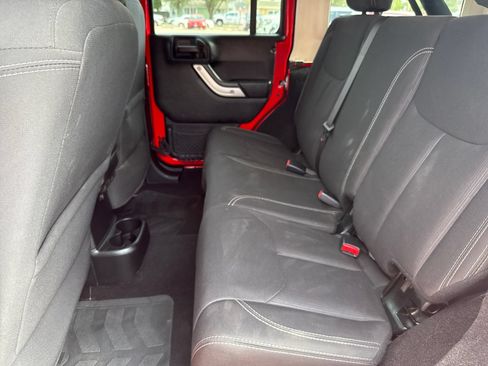 Used 2018 Jeep Wrangler Unlimited Sahara w/ Connectivity Group AWD/4WD image 26