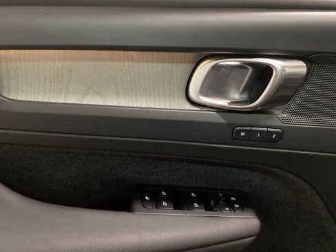 Used 2025 Volvo XC40 B5 Plus image 33