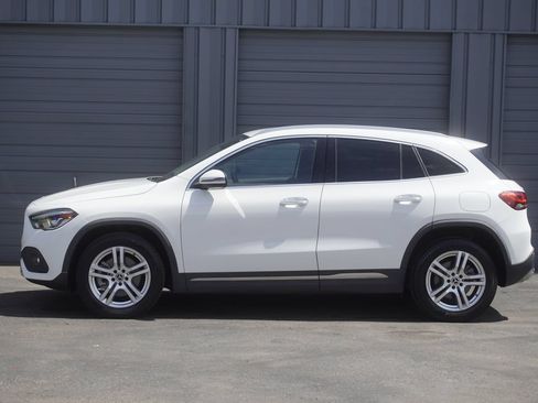 Used 2021 Mercedes-Benz GLA 250 4MATIC w/ Premium Package image 2