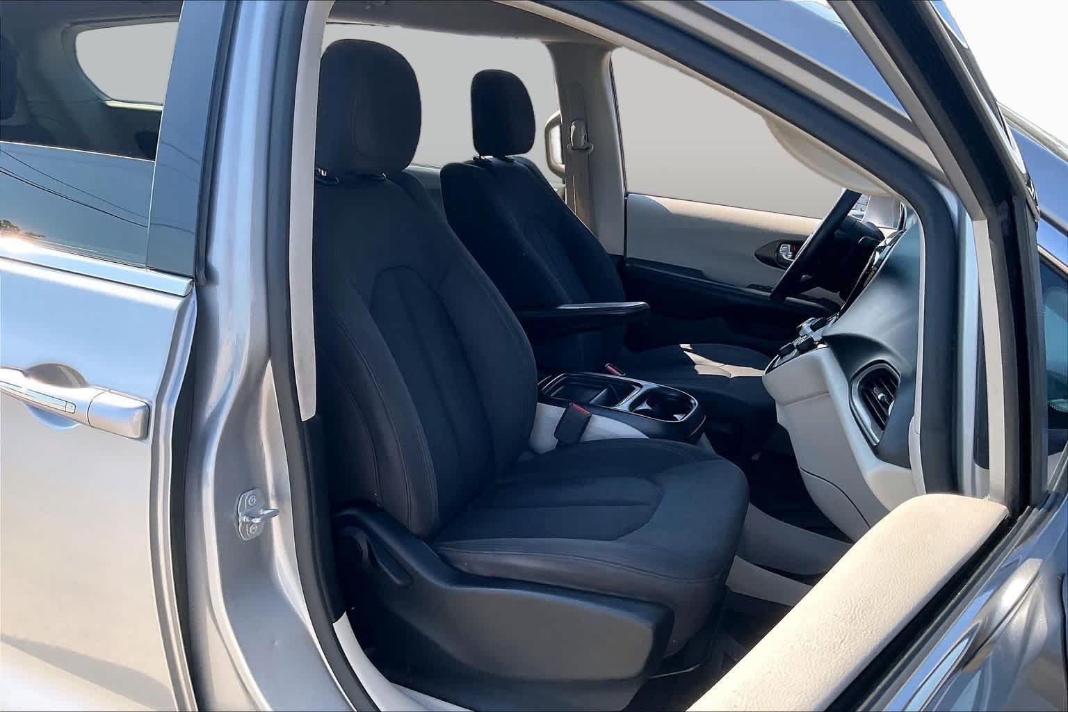 Used 2019 Chrysler Pacifica Touring Plus w/ Tire & Wheel Group FWD image 9