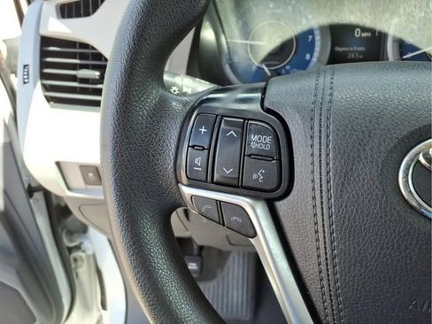 Used 2020 Toyota Sienna L FWD image 16