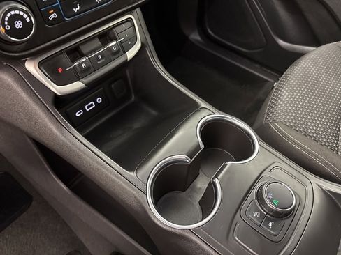 Used 2024 GMC Terrain SLE image 29