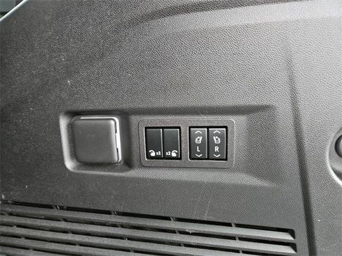 Used 2023 GMC Yukon SLT w/ SLT Premium Package image 12