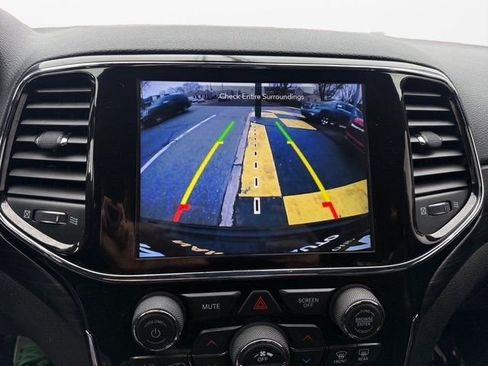 Used 2022 Jeep Grand Cherokee Laredo X image 18