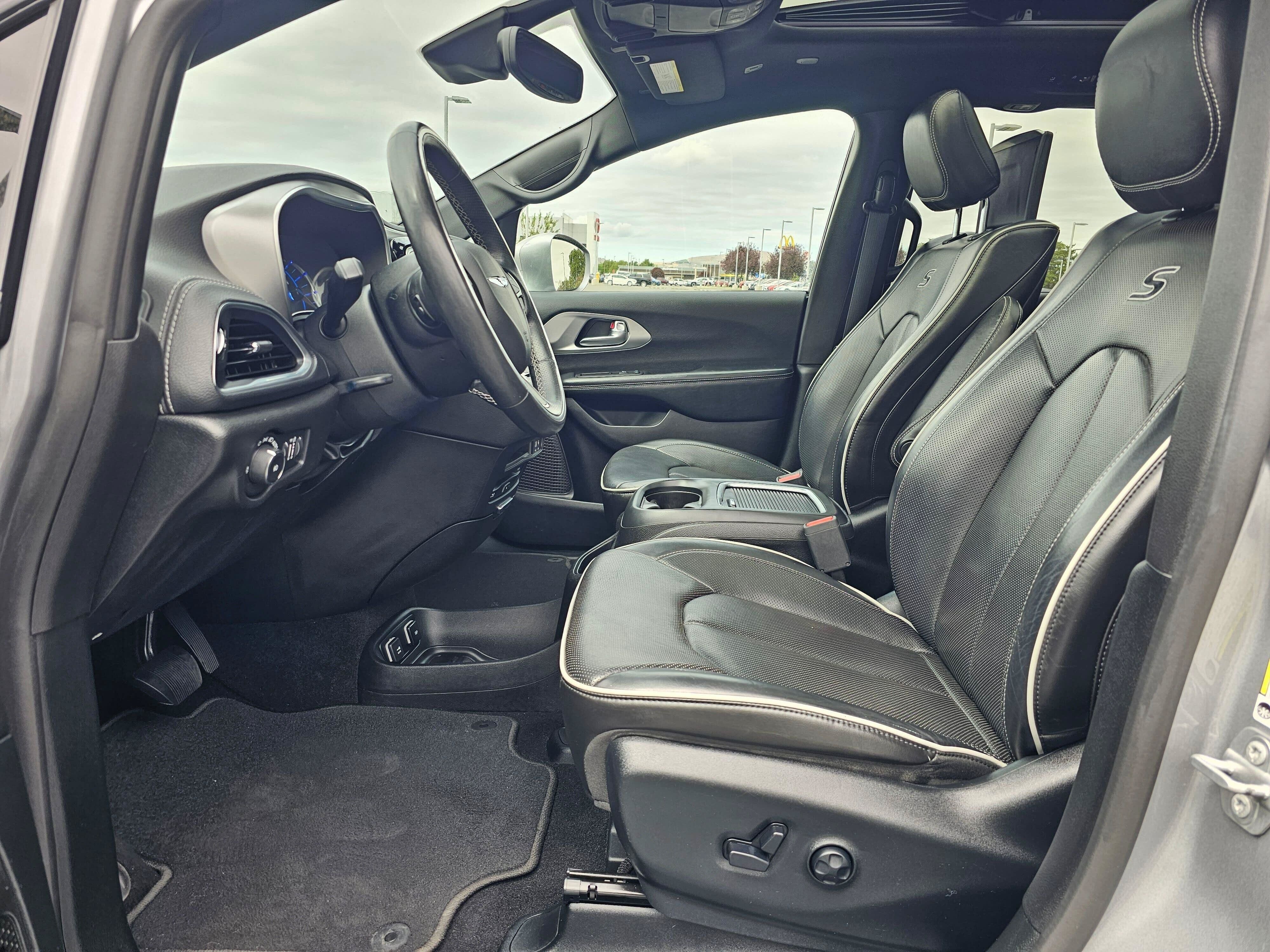 Used 2019 Chrysler Pacifica Limited w/ Advanced Safetytec Group FWD image 17