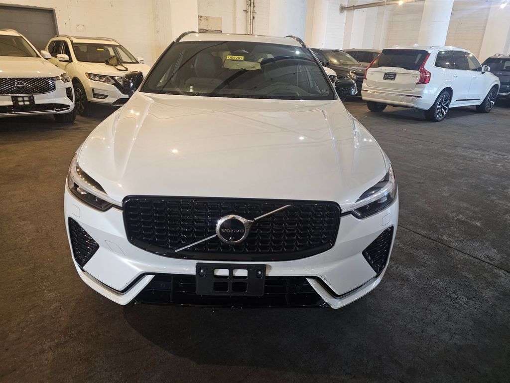 Used 2022 Volvo XC60 B6 R-Design AWD/4WD image 6