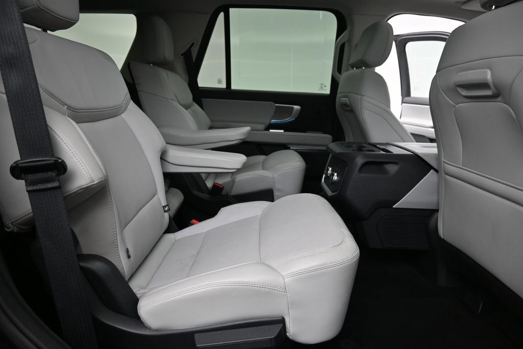 Used 2025 Ford Expedition Platinum w/ Driver's Package AWD/4WD image 22