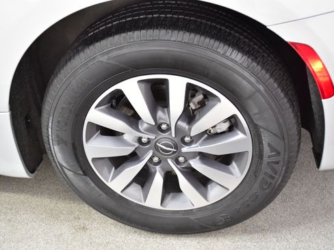 Used 2024 Chrysler Pacifica Touring-L FWD image 36