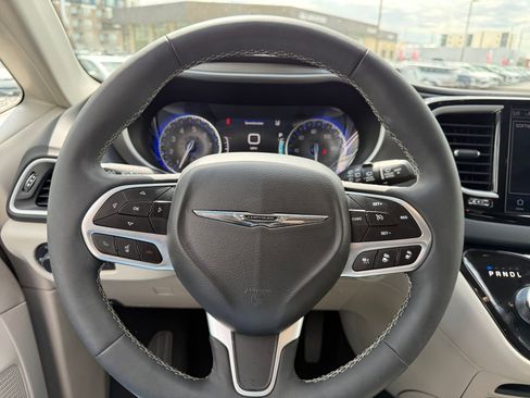Used 2024 Chrysler Pacifica Touring-L FWD image 18