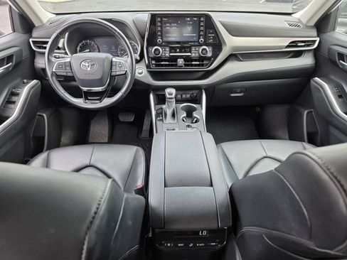 Used 2021 Toyota Highlander XLE FWD image 8