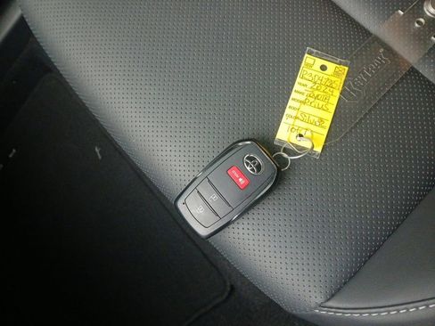 Used 2024 Toyota Prius XLE FWD image 6