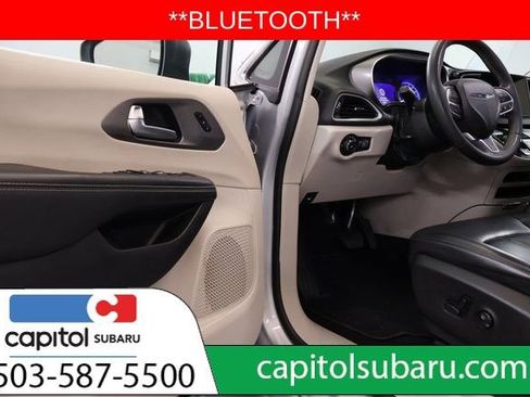 Used 2023 Chrysler Pacifica Touring-L image 10