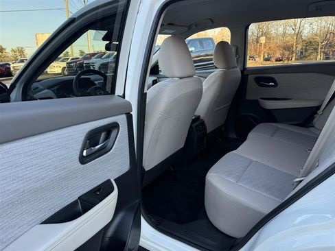 Used 2023 Nissan Rogue SV image 19