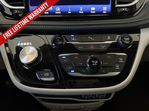 Used 2024 Chrysler Pacifica Limited FWD image 40