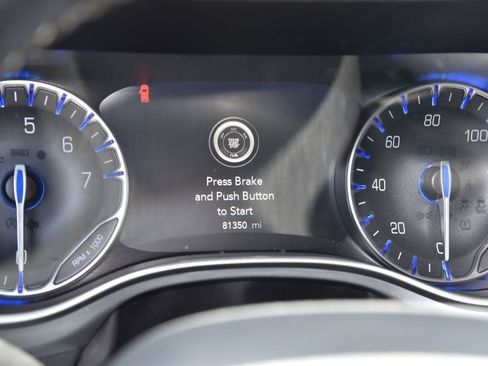 Used 2021 Chrysler Pacifica Touring-L w/ Uconnect Theater Family Group FWD image 7