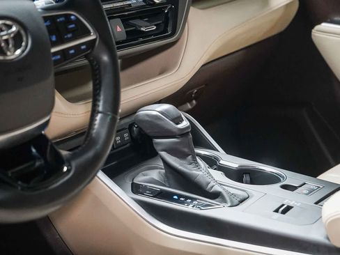 Certified 2020 Toyota Highlander XLE FWD image 25