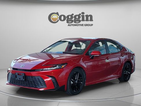 Used 2025 Toyota Camry SE image 3