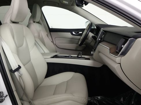 Certified 2022 Volvo XC60 B5 Momentum w/ Climate Package FWD image 29