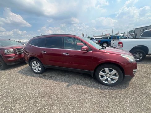 Used 2017 Chevrolet Traverse LT w/ Traveler's Package FWD image 7
