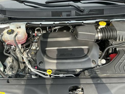Used 2024 Chrysler Pacifica Touring-L FWD image 25