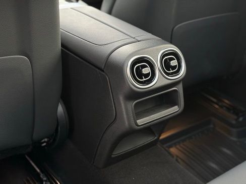 Used 2025 Mercedes-Benz GLC 300 4MATIC image 40