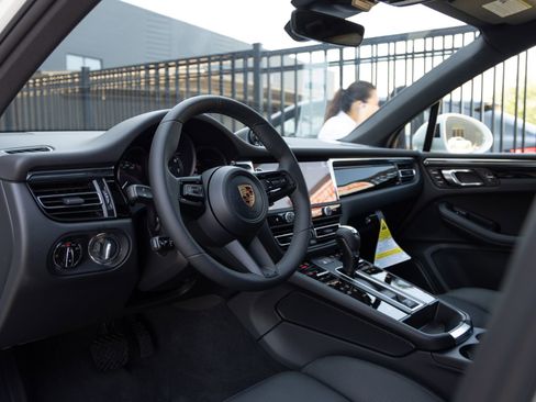 Certified 2026 Porsche Macan AWD/4WD image 4