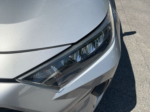 Used 2019 Toyota RAV4 LE FWD image 11