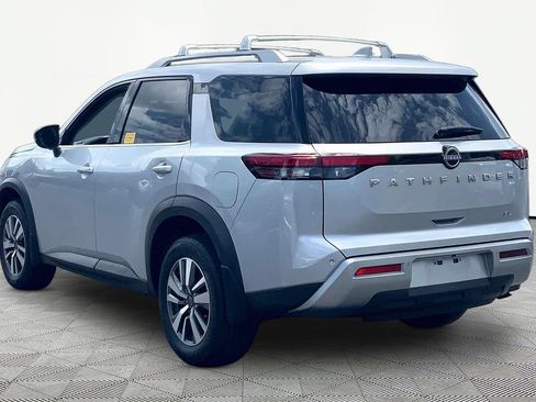 Used 2025 Nissan Pathfinder SL FWD image 4