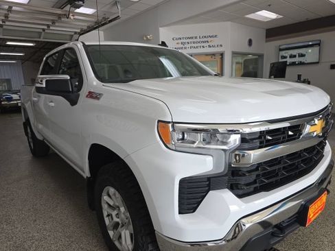 Used 2024 Chevrolet Silverado 1500 LT w/ Z71 Off-Road Package AWD/4WD image 3